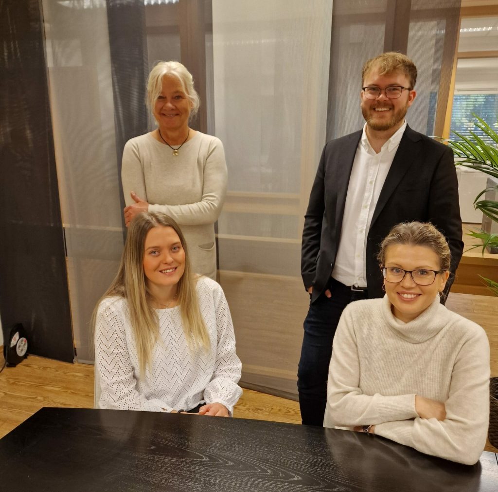 Tidligere og nåværende ansatte i Post Social. Vi hjelper deg med å rekruttere smartere