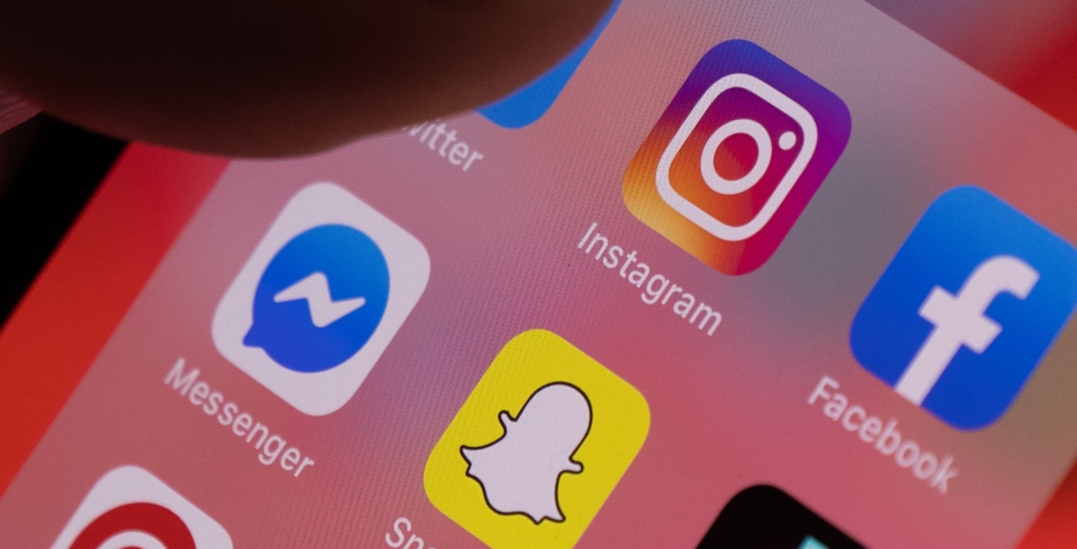 Bilde av tommel på mobil med sosiale meda apper